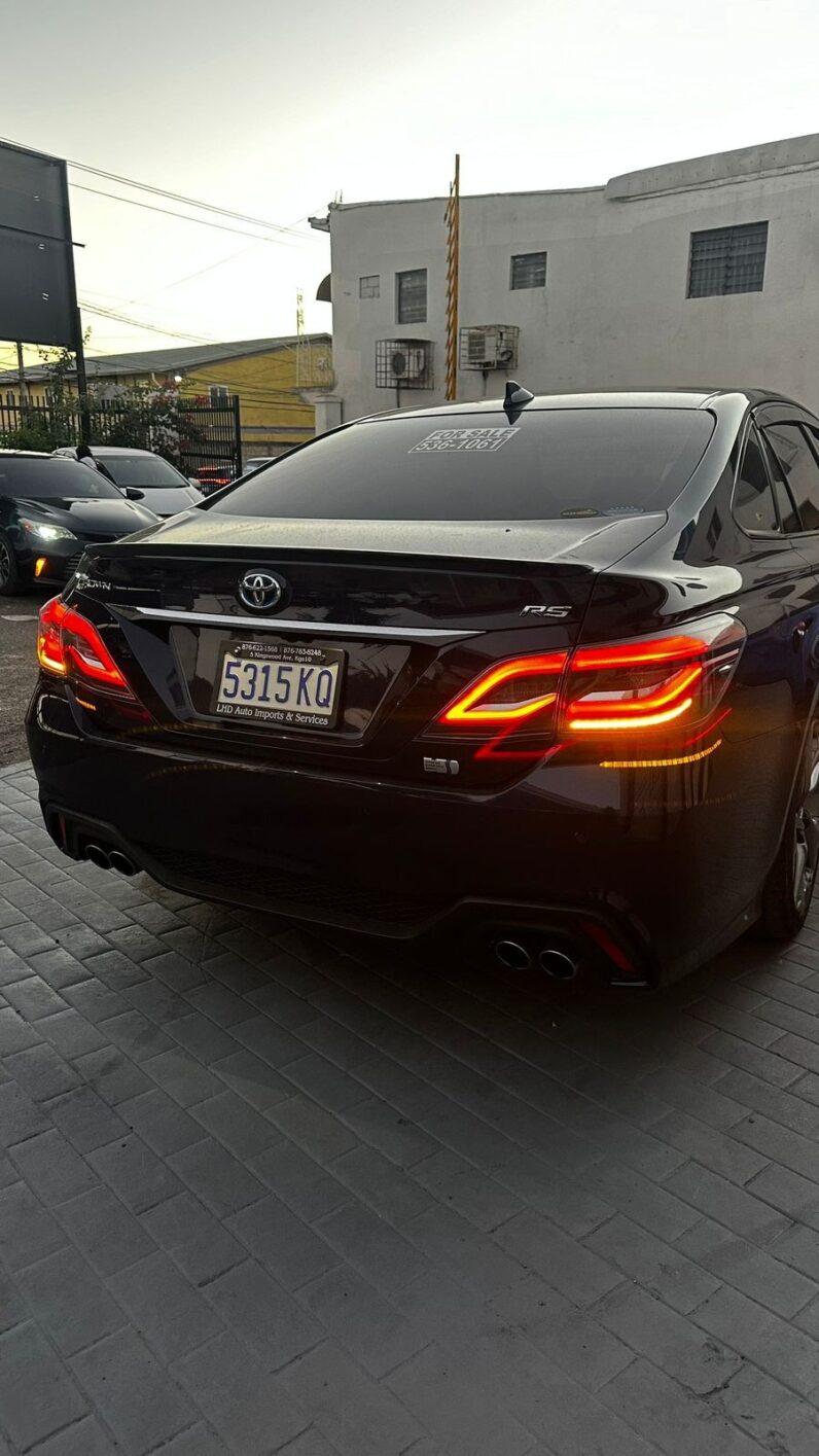 
								2018 Toyota Crown RS 2.5L full									