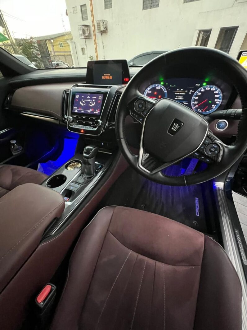 
								2018 Toyota Crown RS 2.5L full									