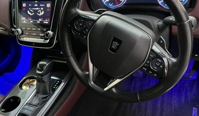 
								2018 Toyota Crown RS 2.5L full									