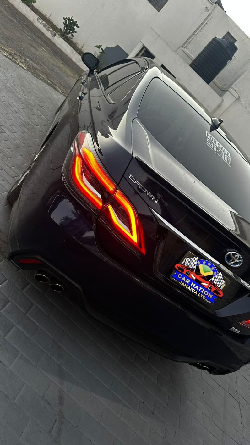 
								2018 Toyota Crown RS 2.5L full									