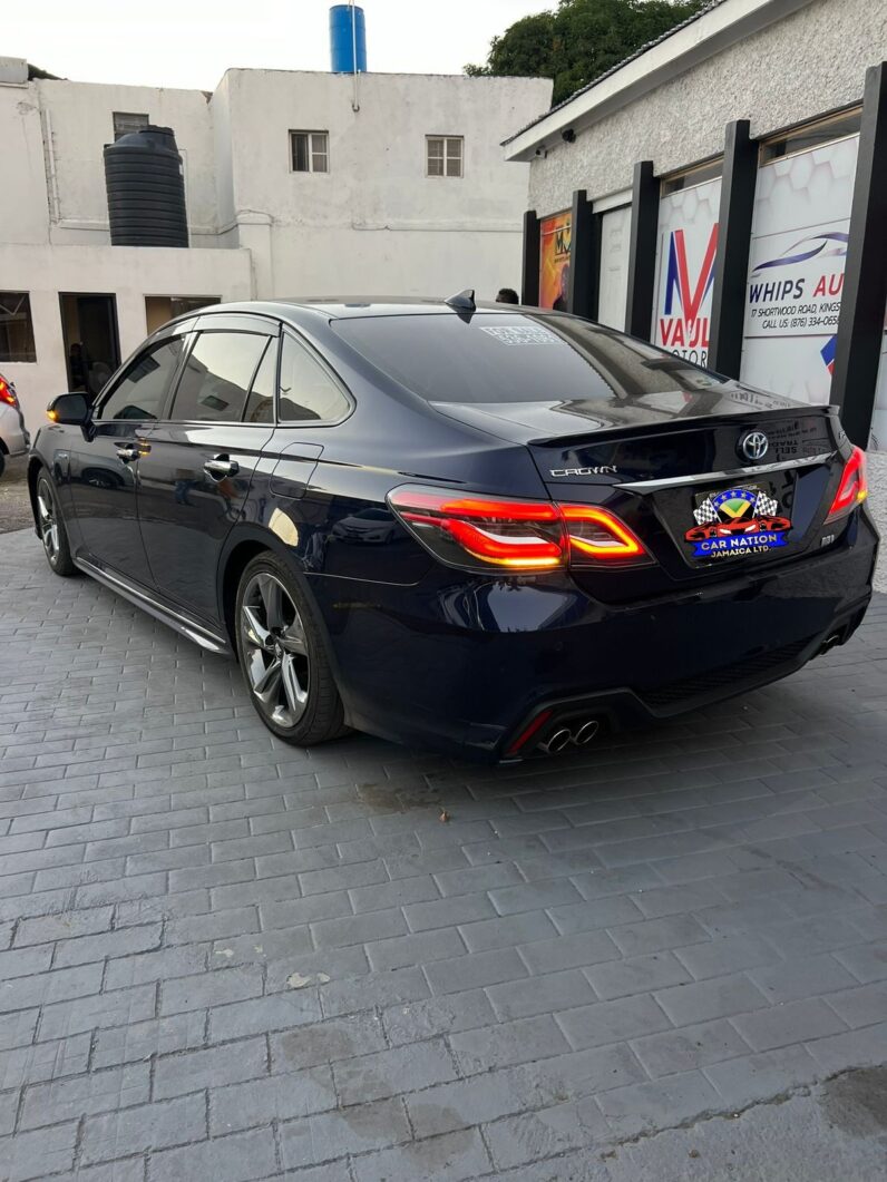 
								2018 Toyota Crown RS 2.5L full									