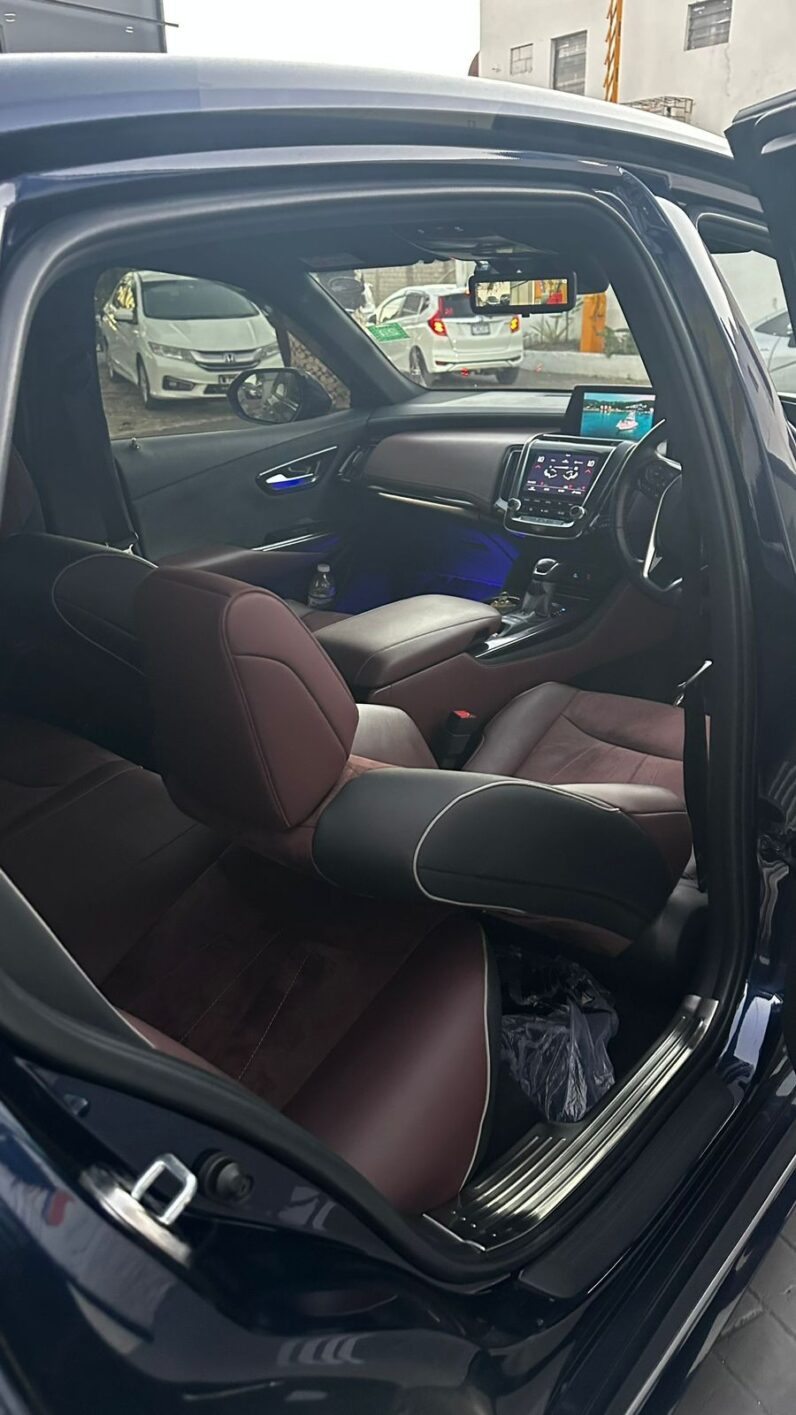 
								2018 Toyota Crown RS 2.5L full									