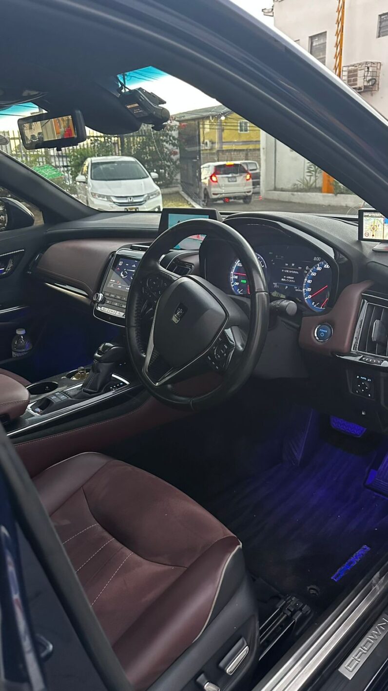 
								2018 Toyota Crown RS 2.5L full									
