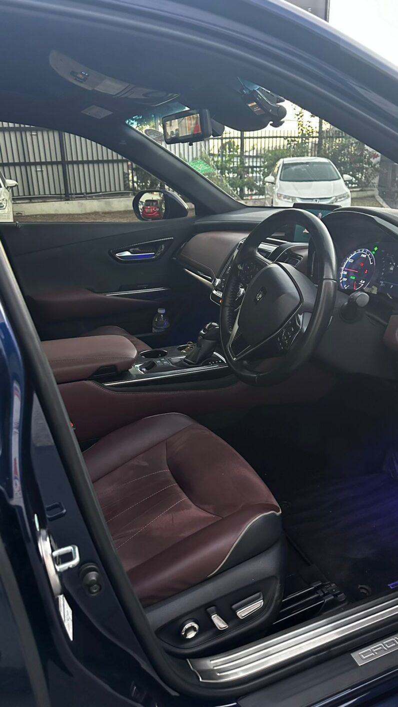 
								2018 Toyota Crown RS 2.5L full									