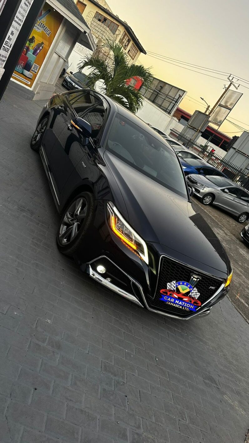 
								2018 Toyota Crown RS 2.5L full									