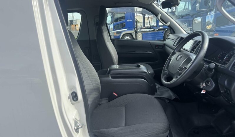 
								2018 Toyota Hiace (Commuter) full									