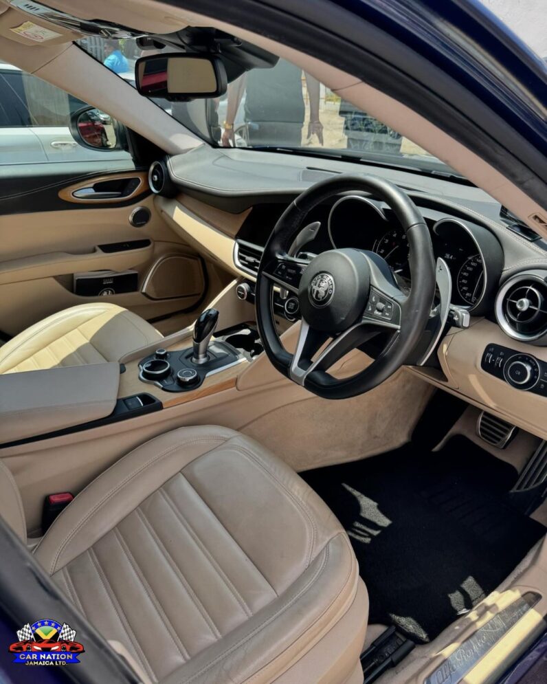 
								2016 Alfa Romeo Giulia full									