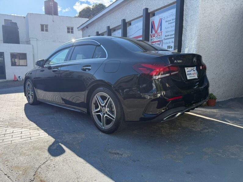 
								2022 Mercedes-Benz A180 AMG full									