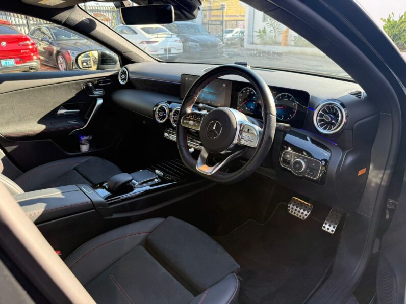 
								2022 Mercedes-Benz A180 AMG full									