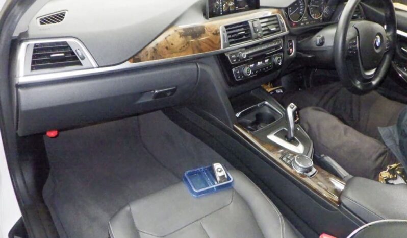 
								2016 BMW 320i (Luxury Line) full									