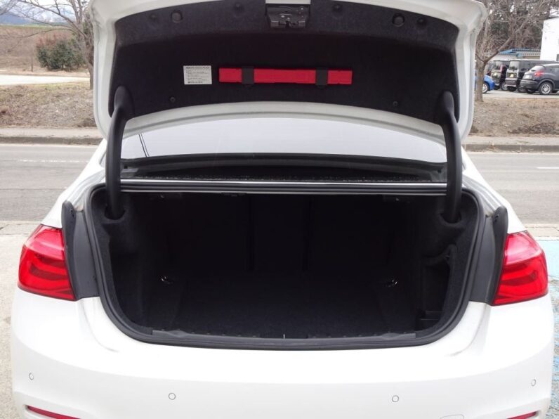 
								2016 BMW 320i (Luxury Line) full									