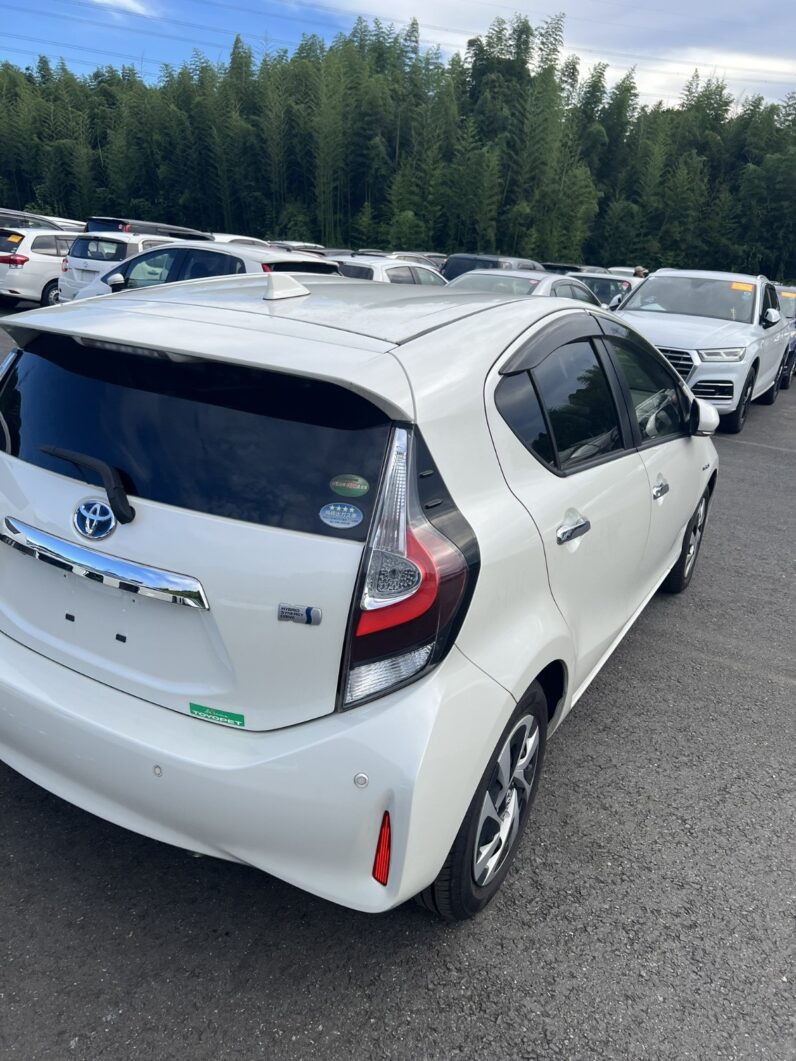 
								2022 Toyota Aqua full									