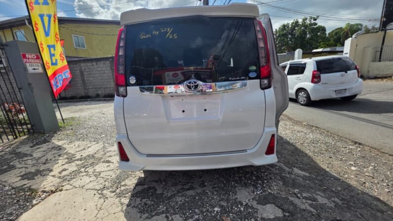 
								2017 Toyota Noah SI 2.0 full									