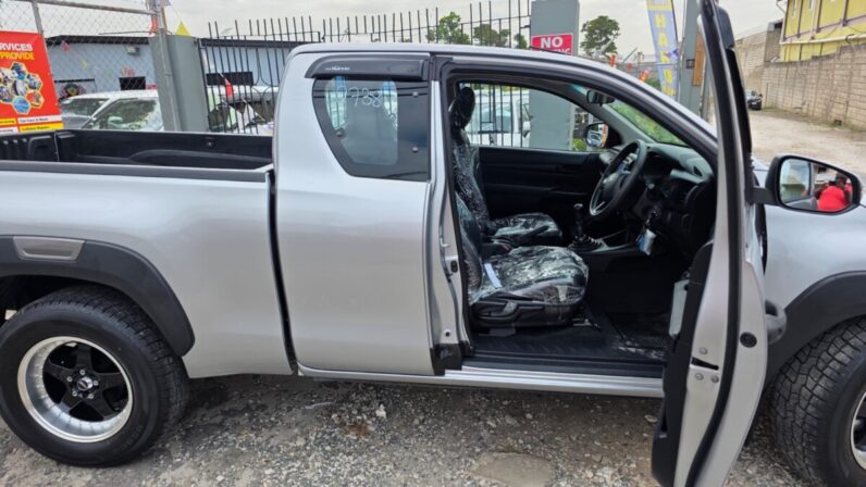 
								2020 Toyota Hilux 2.4 E Revo Smart Cab full									