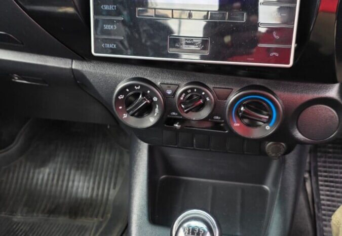 
								2020 Toyota Hilux 2.4 E Revo Smart Cab full									