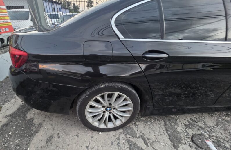 
								2013 BMW 520I Luxury Line full									