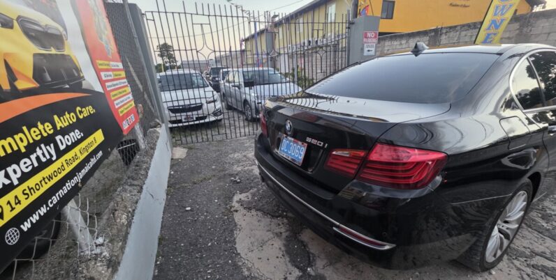 
								2013 BMW 520I Luxury Line full									